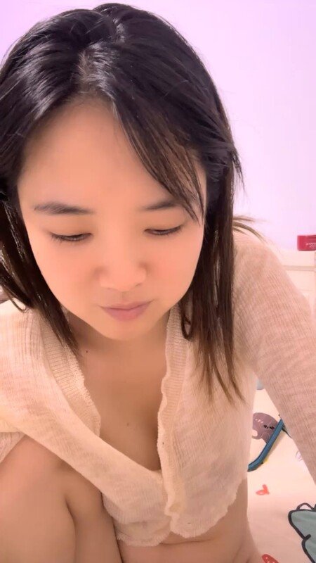 安徽良家少妇'海棠月色'黑丝巨乳自拍流出：腼腆人妻家中激情实录，闷骚内里浪得发颤！