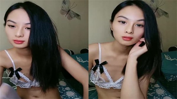 白丝贫乳痴女跪舔口交伺候狼友，骑乘上位扭腰狂操汁液飞溅