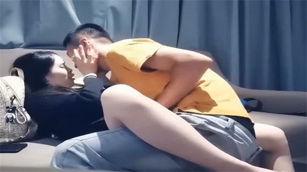 欲求不满人妻瞒老公背德兼职 痴女体质收工后直奔情人旅馆