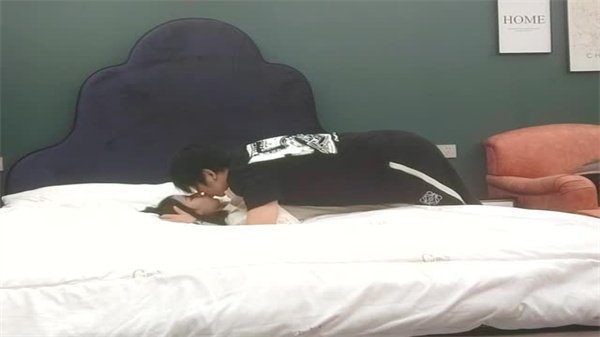 嫩妹上门服务学生装娇喘 淫语挑逗撕黑丝玩弄粉鲍