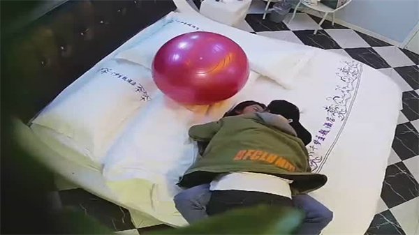 校花女友酒店开房激情啪啪：情趣瑜伽球房偷拍未流出全记录