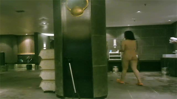偷拍多名年轻美少妇淋浴，水流滑过白皙肌肤的湿身诱惑！