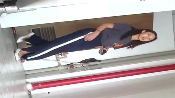 厕所盗摄极品美女：露脸逼同框无码无水印原片