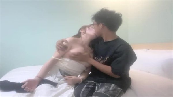 寻花偷拍：男主约炮巨乳肥臀骚妹，黑丝诱惑激情对决