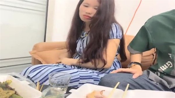 饥渴少妇网聊奔现，约炮老司机吃饱喝足狂操猛干高潮迭起