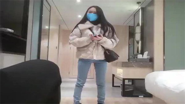 私约纤瘦美眉激情交合，狂野啪啪声浪彻夜不息！