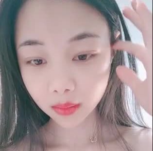 新春佳节不忘赚外快，与娇小老婆卧室激情四射：口交调情、玩穴打飞机，后入猛攻女上位摇到翻天！