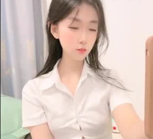 收费房自慰实录：衬衫短裙尤物发情抠穴！骑假屌疯狂扭腰，白嫩肥臀套弄高潮喷水！